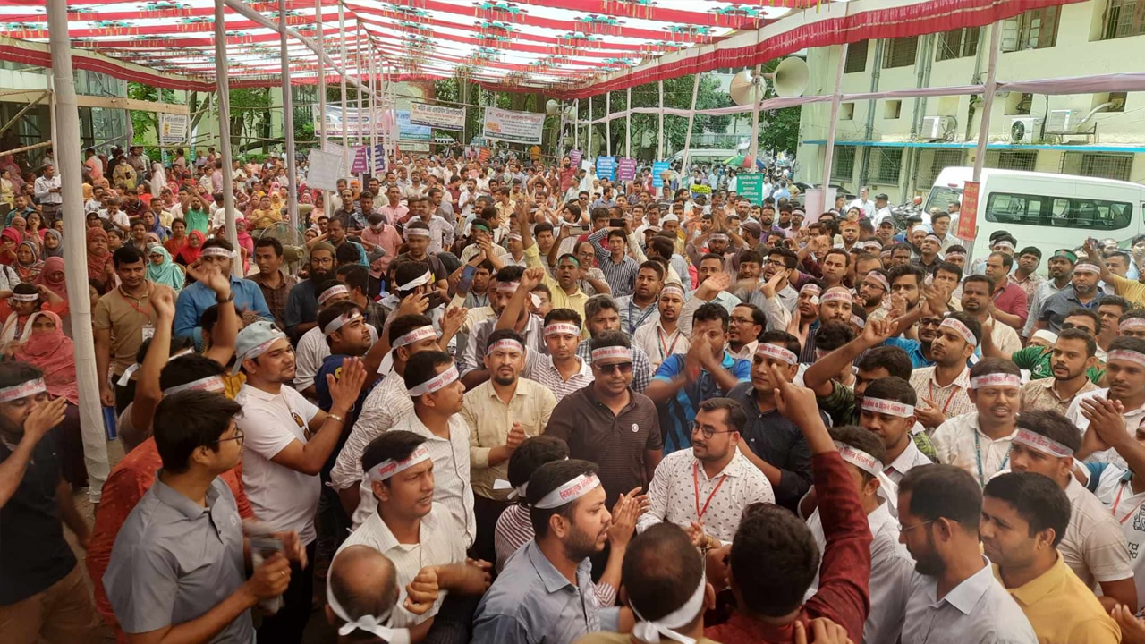 ১০ম গ্রেডের দাবিতে তৃতীয় দিনেও বিক্ষোভ অডিটরদের