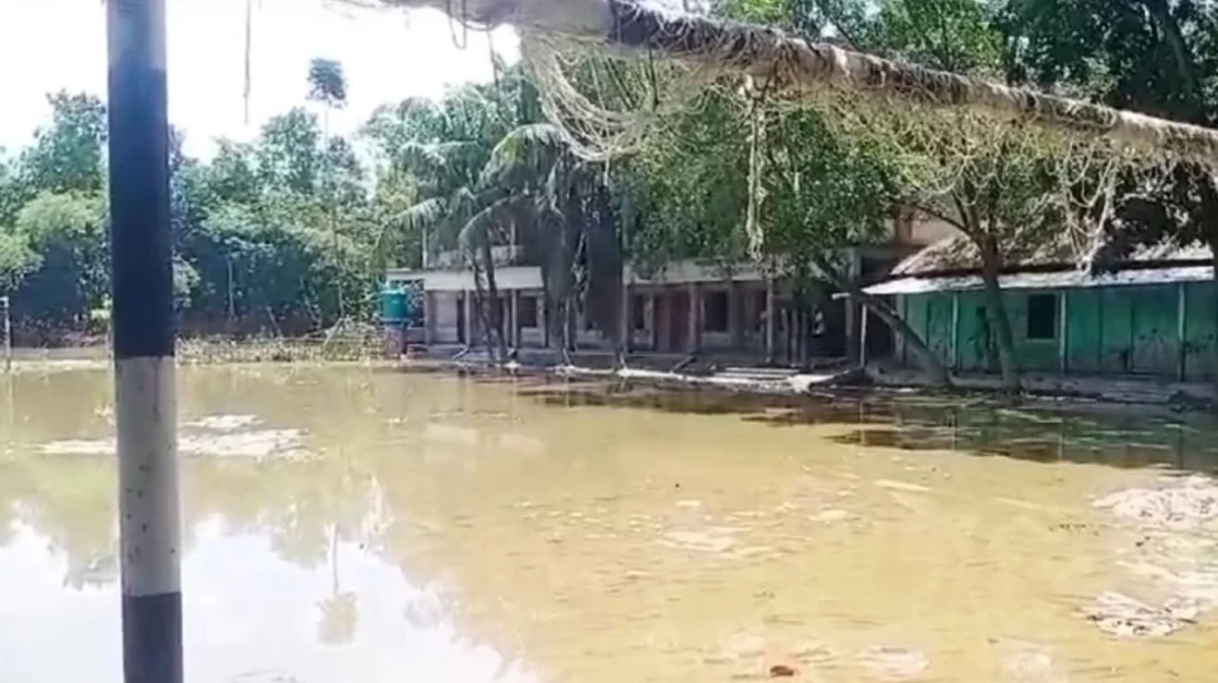 কুমিল্লায় কমছে বন্যার পানি, বিধ্বস্ত বাড়িঘরে ফিরছে মানুষ