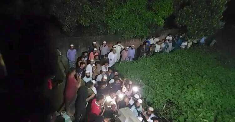 সাভারে পীরের বাড়িতে হামলা, মাজার ভাঙচুর