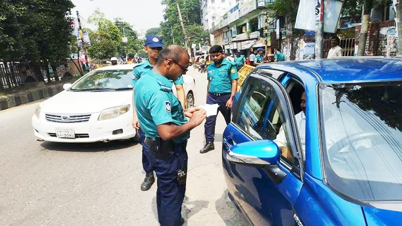 ঢাকায় ট্রাফিক আইনে ৫০০ মামলায় জরিমানা ২১ লাখ টাকা