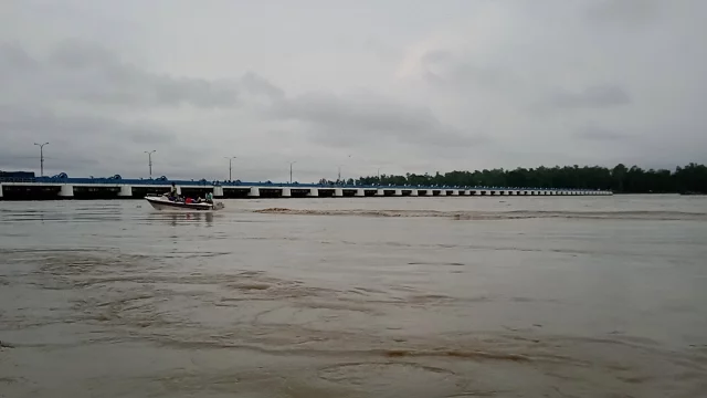 পানি বিপৎসীমা ছুই ছুই, খুলে দেওয়া হয়েছে তিস্তা ব্যারাজের ৪৪ গেট