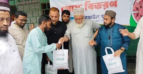লক্ষ্মীপুরে বন্যার্ত দুই হাজার পরিবারের মাঝে গরুর মাংস বিতরণ