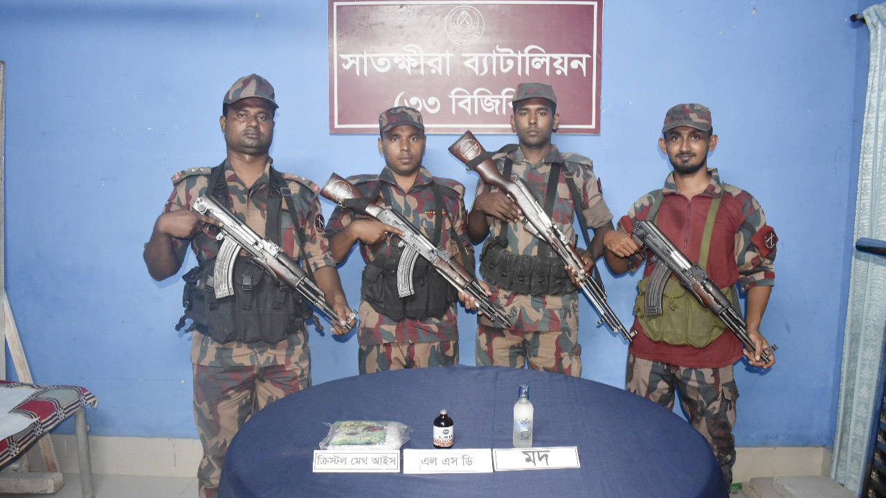 সাতক্ষীরায় ৬ কোটি টাকার মাদক ফেলে পালালেন চোরাকারবারিরা