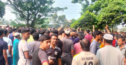 ঢাকা-চট্টগ্রাম মহাসড়ক অবরোধ করে শ্রমিকদের বিক্ষোভ, দীর্ঘ যানজট