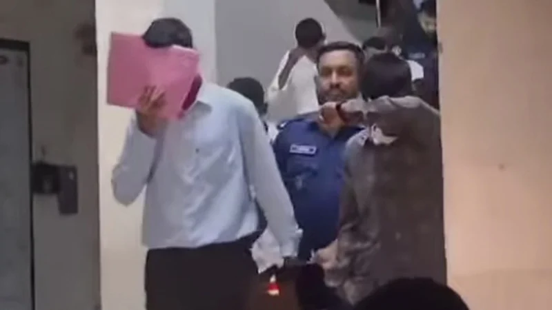 অন্যের হয়ে লিখিত পরীক্ষা, ভাইভায় ধরা খেলেন তারা