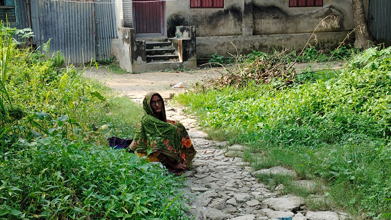 ‘আমার বাড়িতে মায়ের জায়গা নাই’
