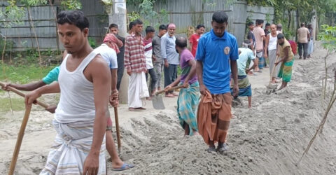 স্বেচ্ছাশ্রমে সড়ক নির্মাণ করছেন কুড়িগ্রাম পৌরবাসী
