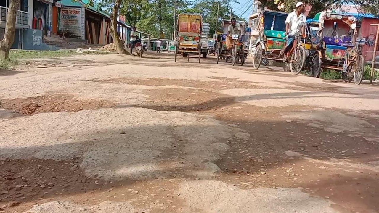 খানাখন্দে ভরা সড়ক, কাজের অগ্রগতি জানা নেই ঠিকাদারি প্রতিষ্ঠানের