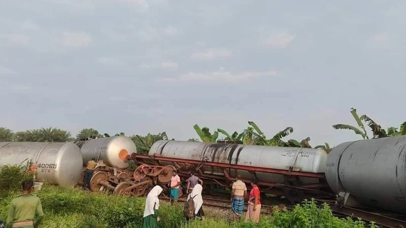 চুয়াডাঙ্গায় তেলবাহী ট্রেনের ট্যাঙ্কার লাইনচ্যুত