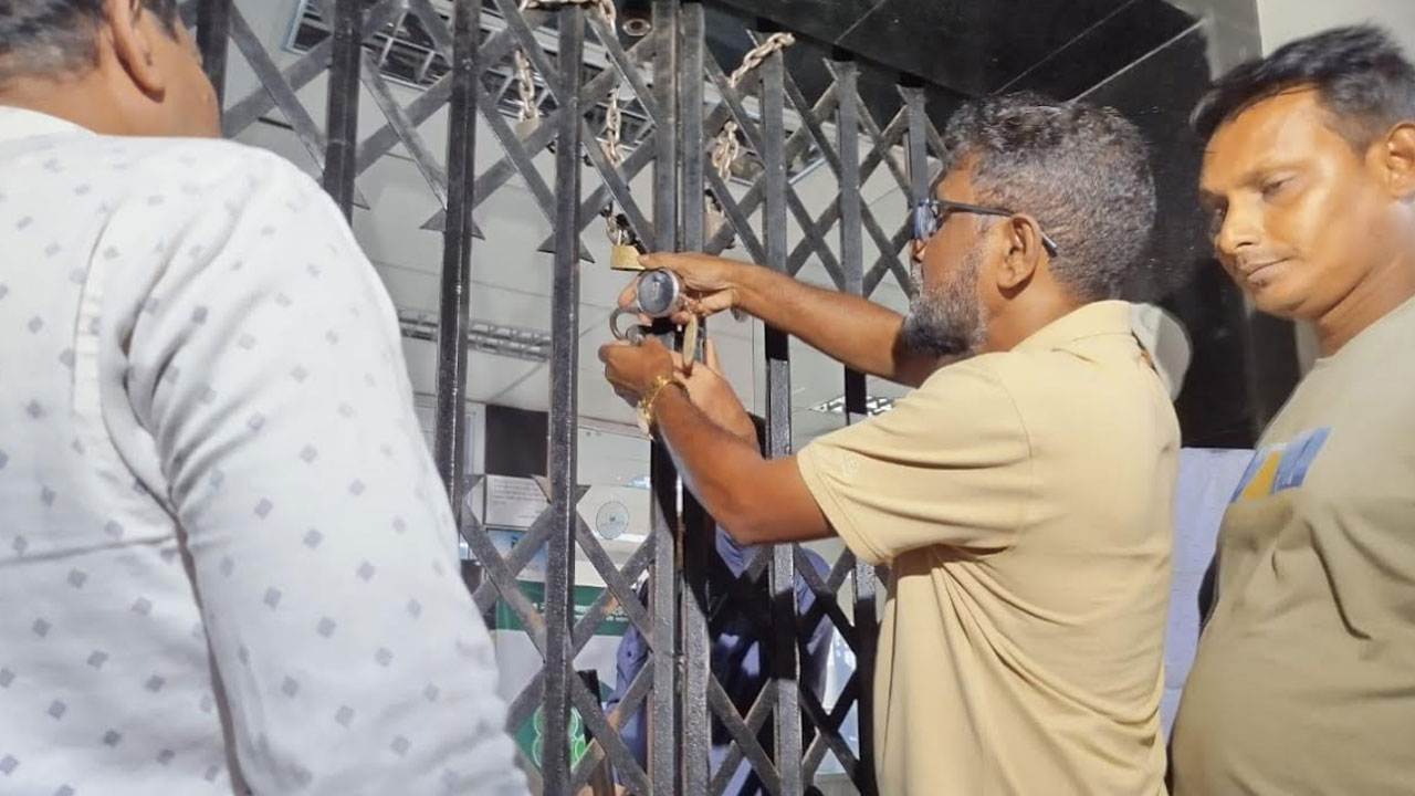 সিলেটে টাকা না পেয়ে ন্যাশনাল ব্যাংকে তালা দিলেন গ্রাহকরা