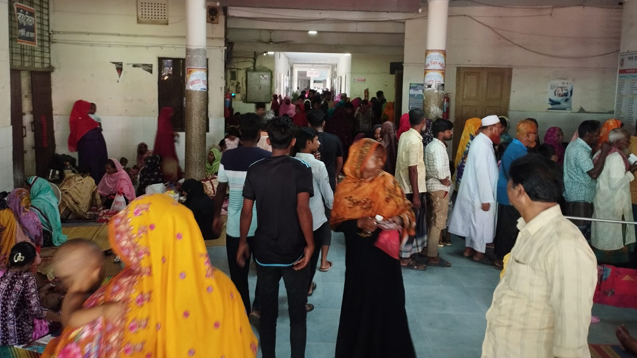চুয়াডাঙ্গায় বাড়ছে নিউমোনিয়া, হাসপাতালের মেঝেতে চলছে চিকিৎসা