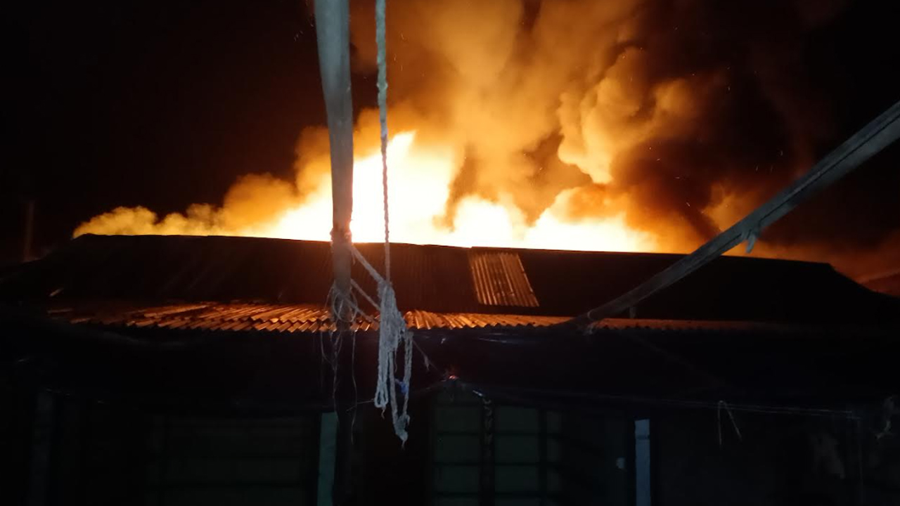 লালমনিরহাটে আগুনে পুড়ে গেল ১৪ দোকান, ক্ষতি ২ কোটি টাকা