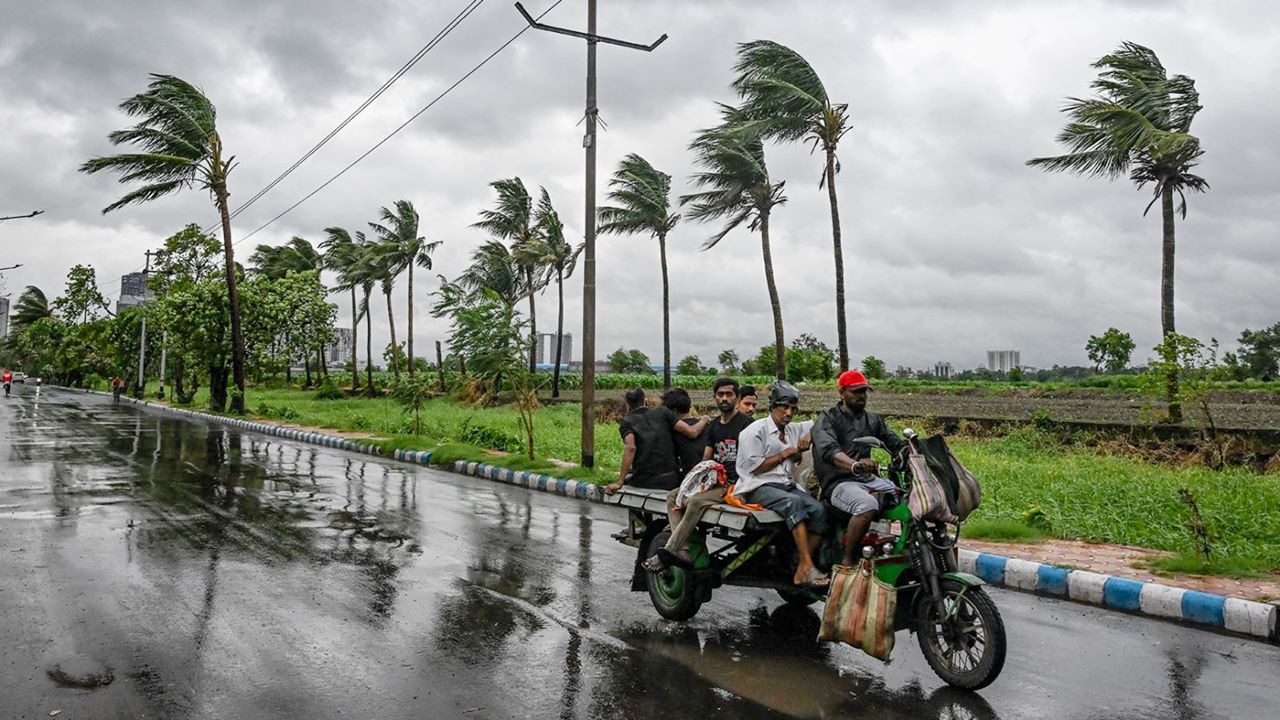 দুই অঞ্চলে ঝোড়ো হাওয়াসহ বজ্রবৃষ্টির আভাস