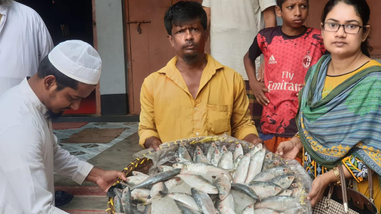 নিষেধাজ্ঞা অমান্য করে ইলিশ বিক্রি, ৪৫ কেজি ইলিশ গেল এতিমখানায়