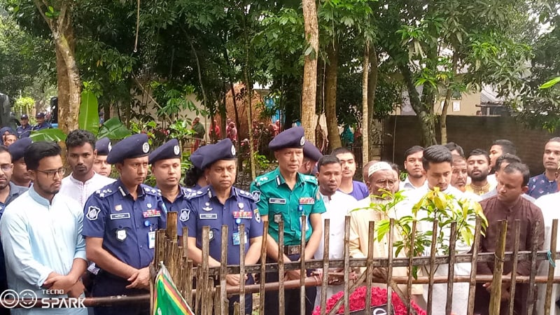 আবু সাঈদের কবর জিয়ারত করলেন আইজিপি