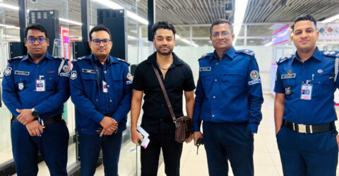 পুলিশের সঙ্গে ছবি দিয়ে মশকরা, বিপাকেই পড়েছেন পাভেল