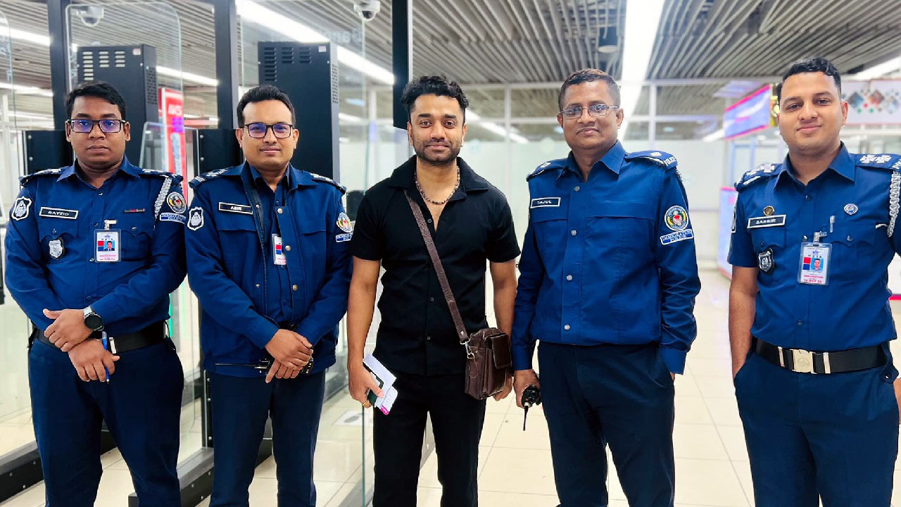 পুলিশের সঙ্গে ছবি দিয়ে মশকরা, বিপাকেই পড়েছেন পাভেল