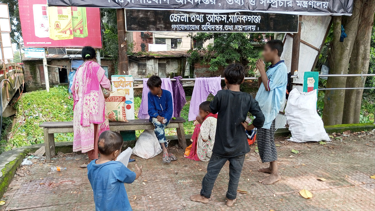 ‘ঠিক মতো দুবেলা খাওনই পাই না, আবার পড়ালেখা’