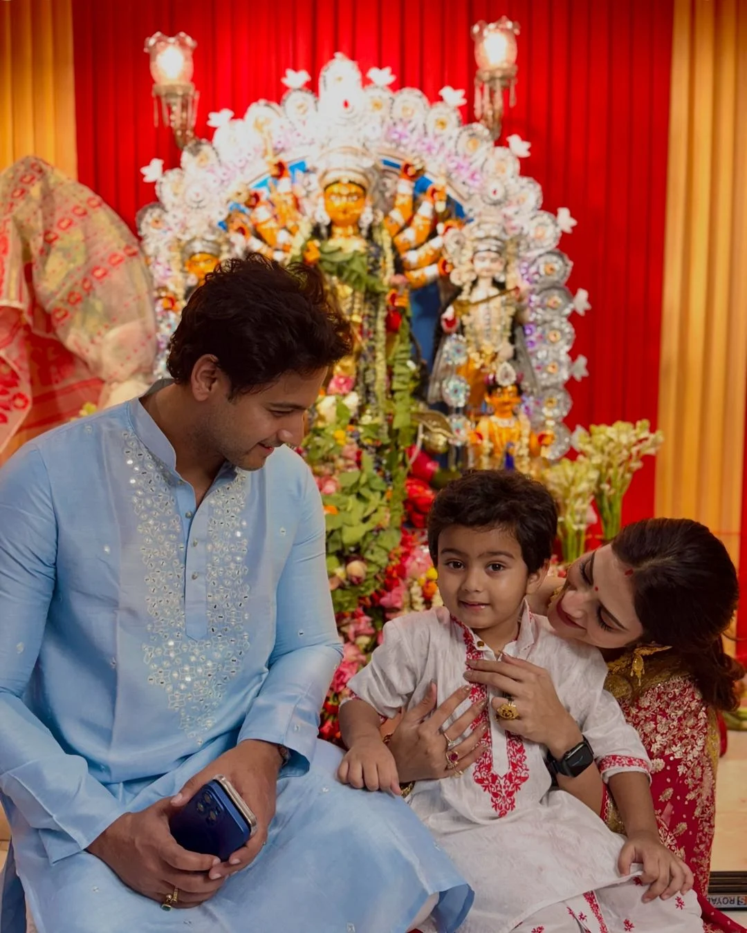 যশে সঙ্গে পূজা দিয়ে যা বললেন নুসরাত!