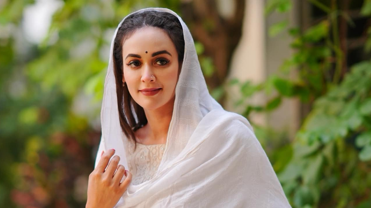 অভিনয় থেকে অহনা বিদায় নিচ্ছেন কেন?