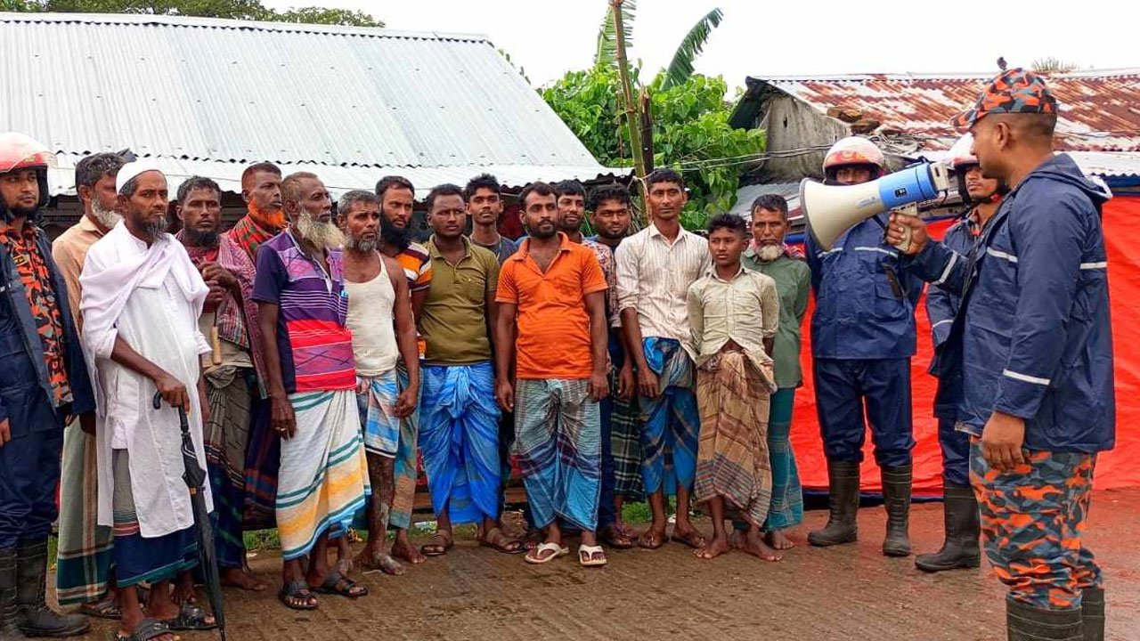 ঘূর্ণিঝড় ‘দানা’ মোকাবিলায় ফায়ার সার্ভিসের মনিটরিং সেল, ছুটি বাতিল