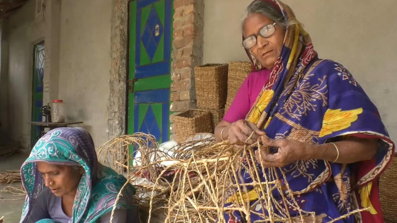 হাজারো নারীর ভাগ্য বদল, হোগলাপাতায় তৈরি পণ্য যাচ্ছে ২৮ দেশে