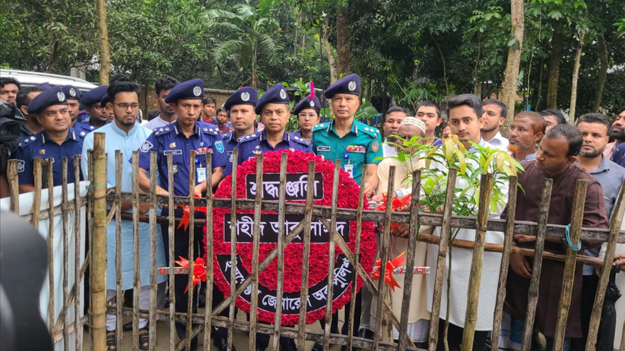 শহীদ আবু সাঈদের কবর জিয়ারত করলেন আইজিপি