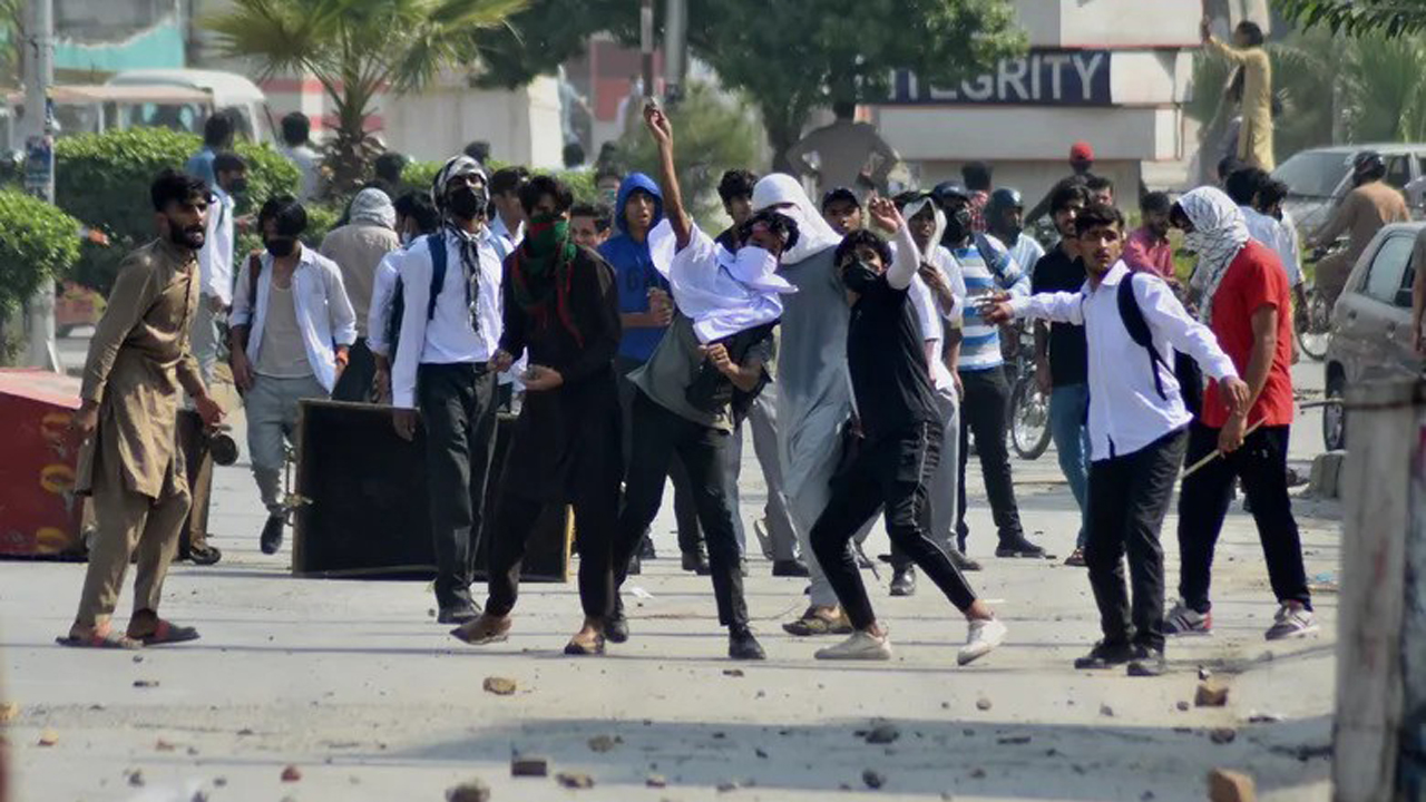 পাকিস্তানে শিক্ষার্থীদের ব্যাপক বিক্ষোভ, বন্ধ স্কুল-বিশ্ববিদ্যালয়
