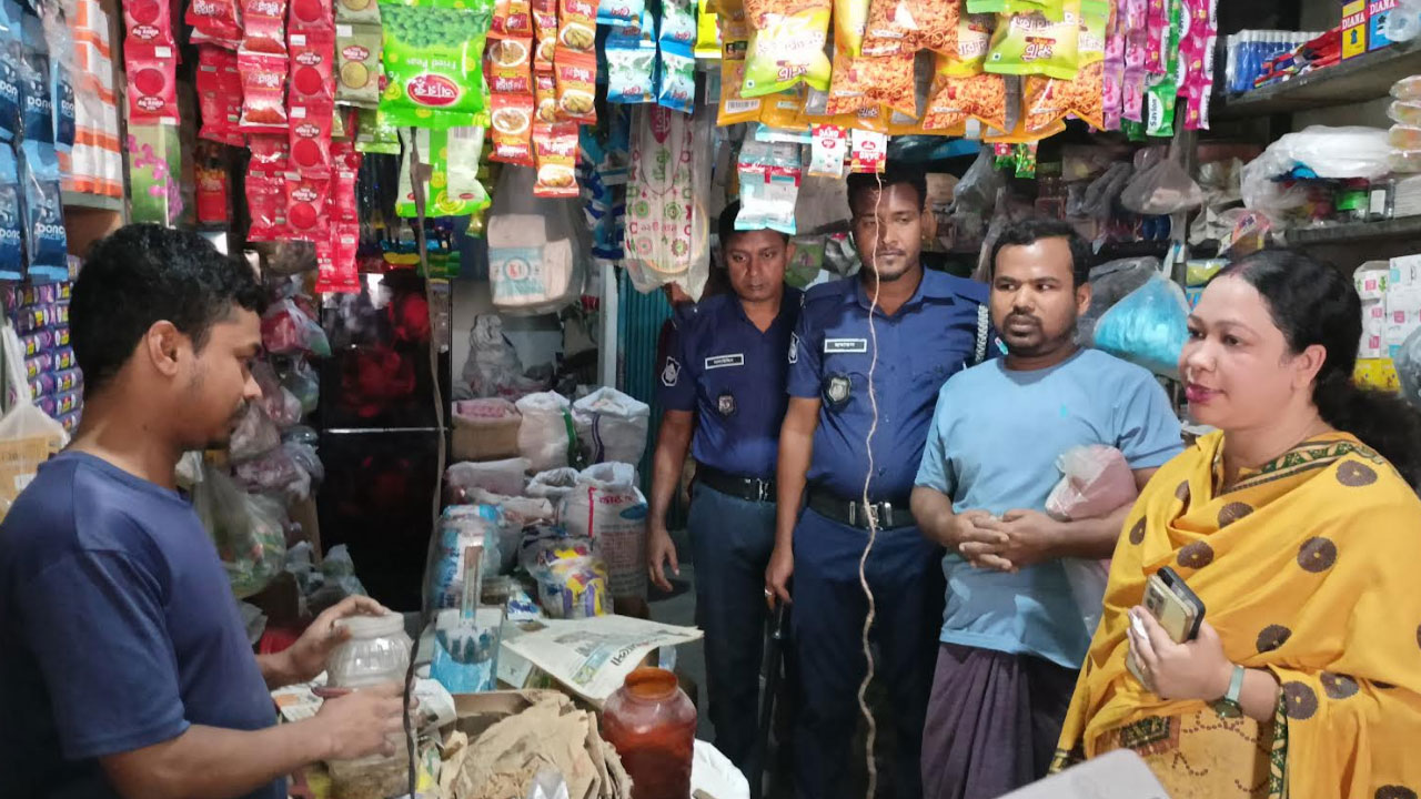 পলিথিন মুক্ত উপজেলা গড়ার ঘোষণা দিলেন ইউএনও