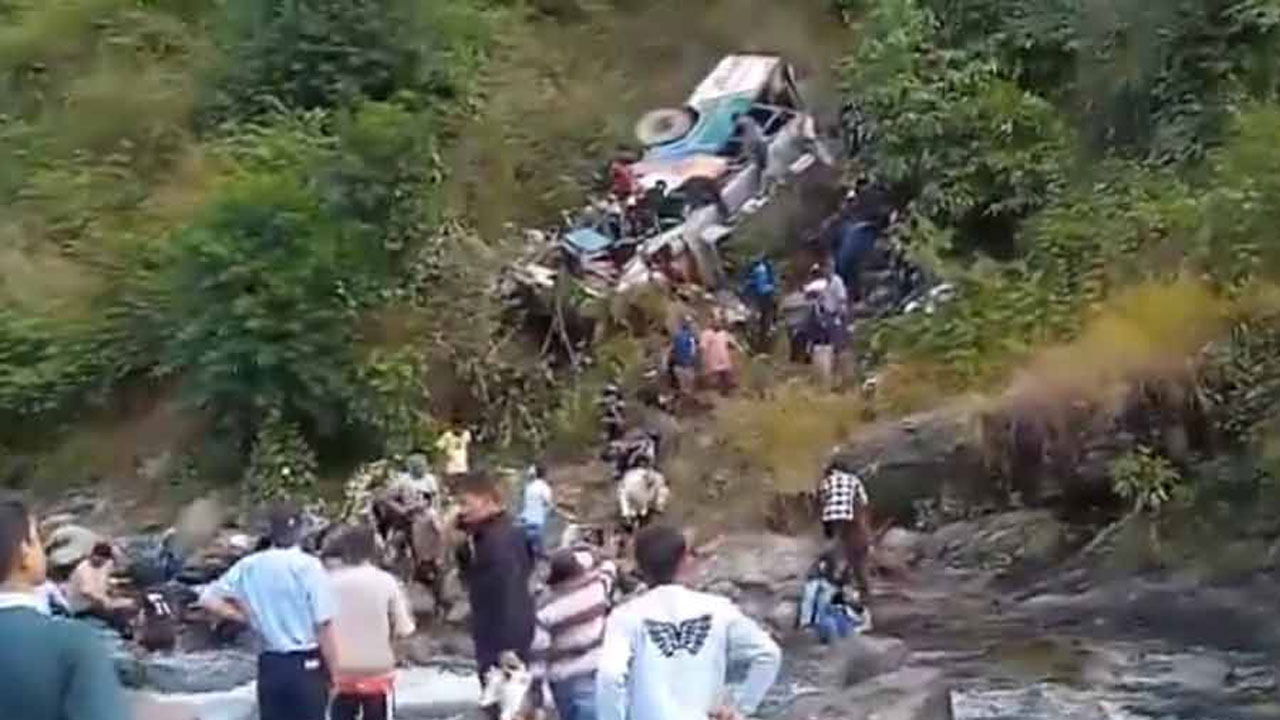 ভারতে নিয়ন্ত্রণ হারিয়ে ৬৫০ ফুট গভীর খাদে যাত্রীবাহী বাস, নিহত ২০