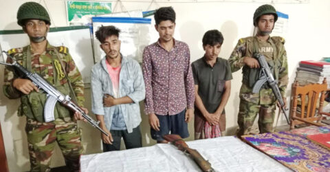 নেত্রকোণায় যৌথ বাহিনীর অভিযানে অস্ত্রসহ আটক ৩