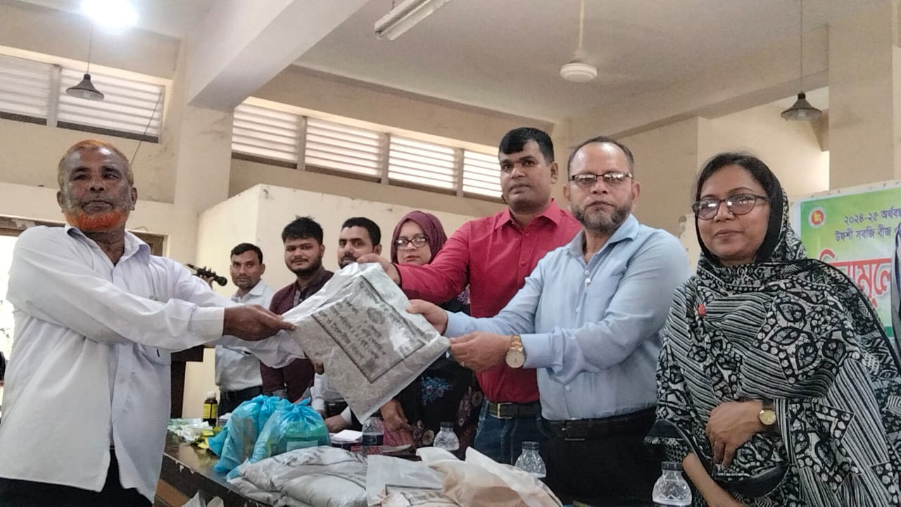 বন্যায় ক্ষতিগ্রস্ত সাড়ে ৭ হাজার কৃষক পেলেন সার-বীজ-আর্থিক সহায়তা