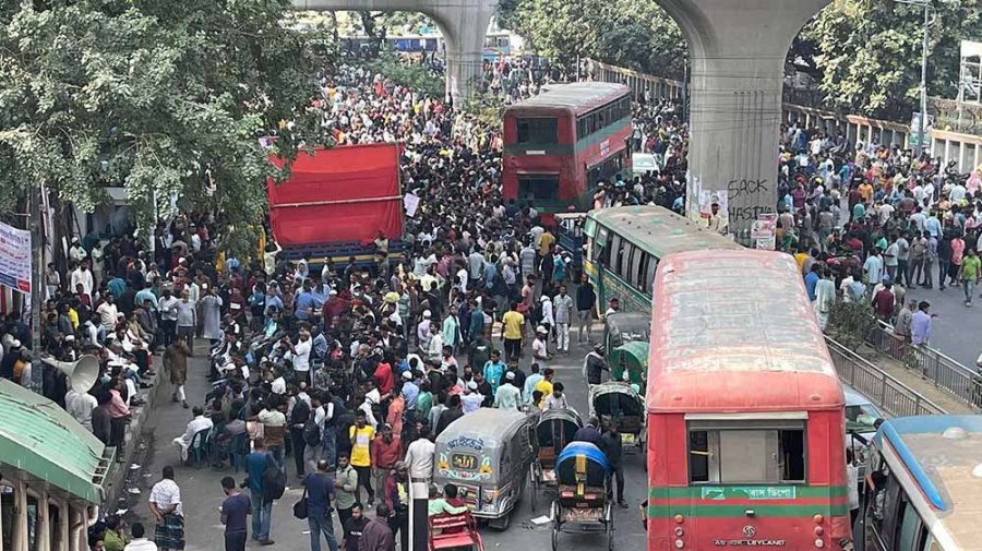 সড়ক বন্ধ করে বিক্ষোভ, যানজটে ভোগান্তিতে সাধারণ মানুষ