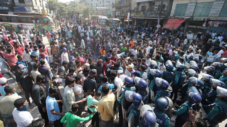 যাত্রাবাড়ীতে ব্যাটারিচালিত রিকশা চালকদের সড়ক অবরোধ, পুলিশের সঙ্গে সংঘর্ষ