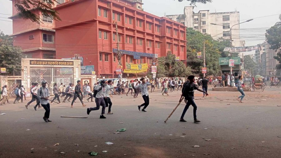 ন্যাশনাল মেডিক্যাল ঘেরাও: শিক্ষার্থীদের মধ্যে ধাওয়া-পাল্টা ধাওয়া