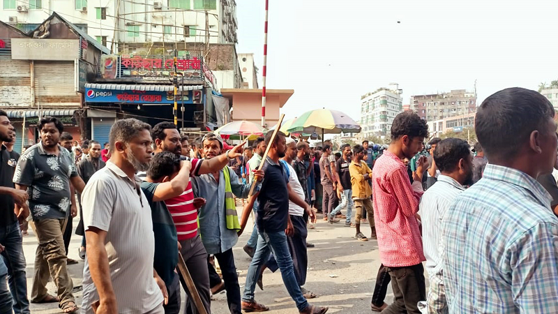 জুরাইন রেলক্রসিং ছাড়লেন রিকশাচালকরা