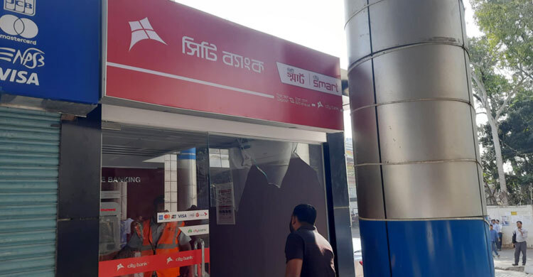 মহাখালীতে শপিংমল রাওয়া ক্লাব এটিএম বুথ ভাঙচুর চালান রিকশাচালকরা