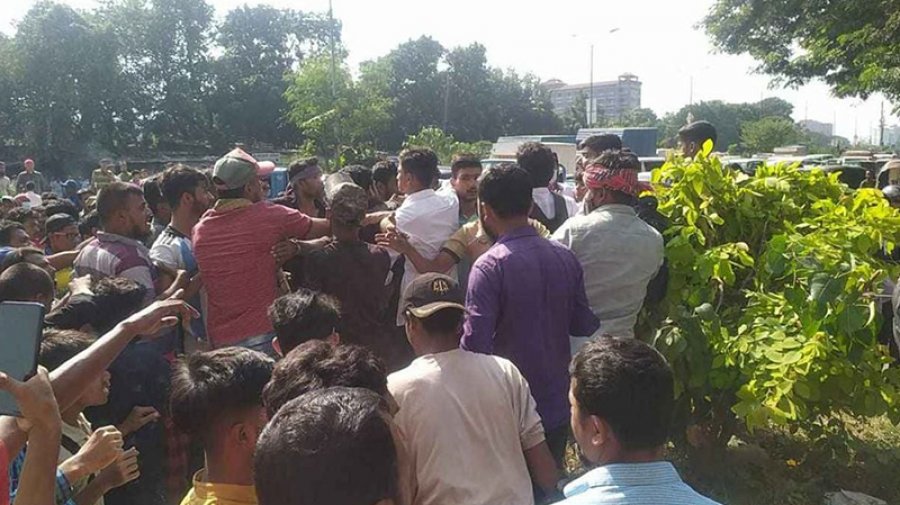আগারগাঁওয়ে শিক্ষার্থীদের সঙ্গে ব্যাটারিচালিত রিকশাচালকদের হাতাহাতি