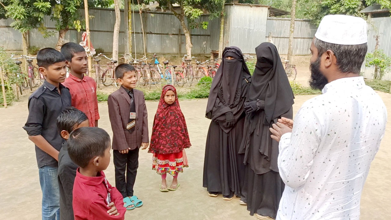 ঠাকুরগাঁওয়ে মুগ্ধতা ছড়াচ্ছে শিক্ষার্থীদের বিস্ময়কর প্রতিভা