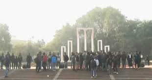 ভোর থেকেই শহীদ মিনারে জড়ো হচ্ছেন শিক্ষার্থীরা