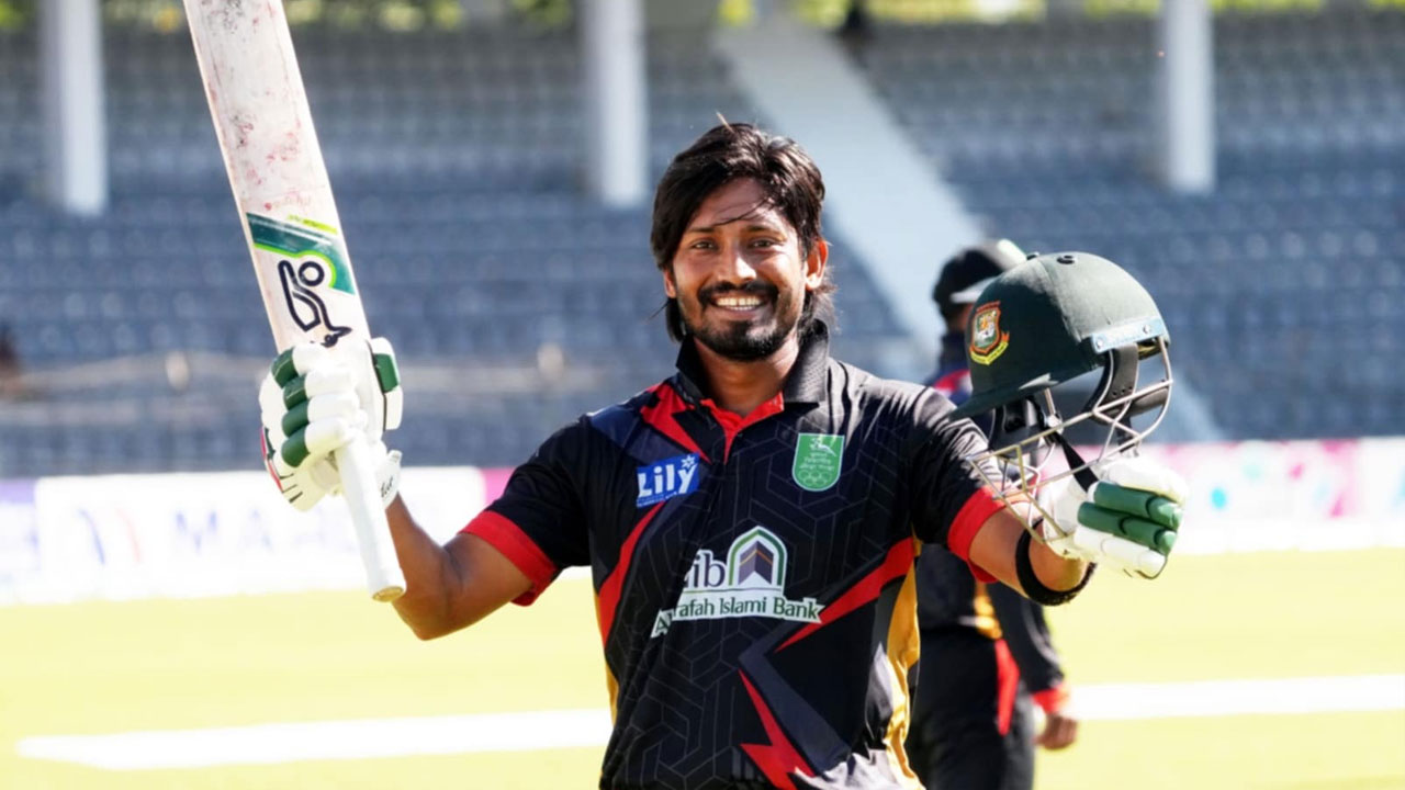 বিজয়ের সেঞ্চুরিতে ঢাকাকে বড় লক্ষ্য খুলনার
