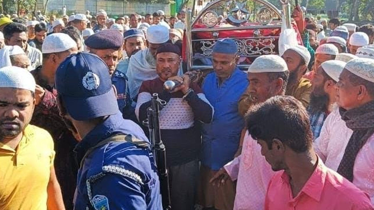 হাতকড়া পরে মায়ের কফিন কাঁধে যুবলীগ নেতার ছবি ভাইরাল