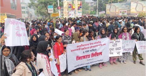 পাঁচ দফা দাবিতে রুয়েট শিক্ষার্থীদের মহাসড়ক অবরোধ