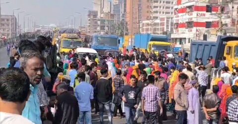 গাজীপুরে কারখানা খুলে দেওয়ার দাবিতে ঢাকা-টাঙ্গাইল মহাসড়ক অবরোধ