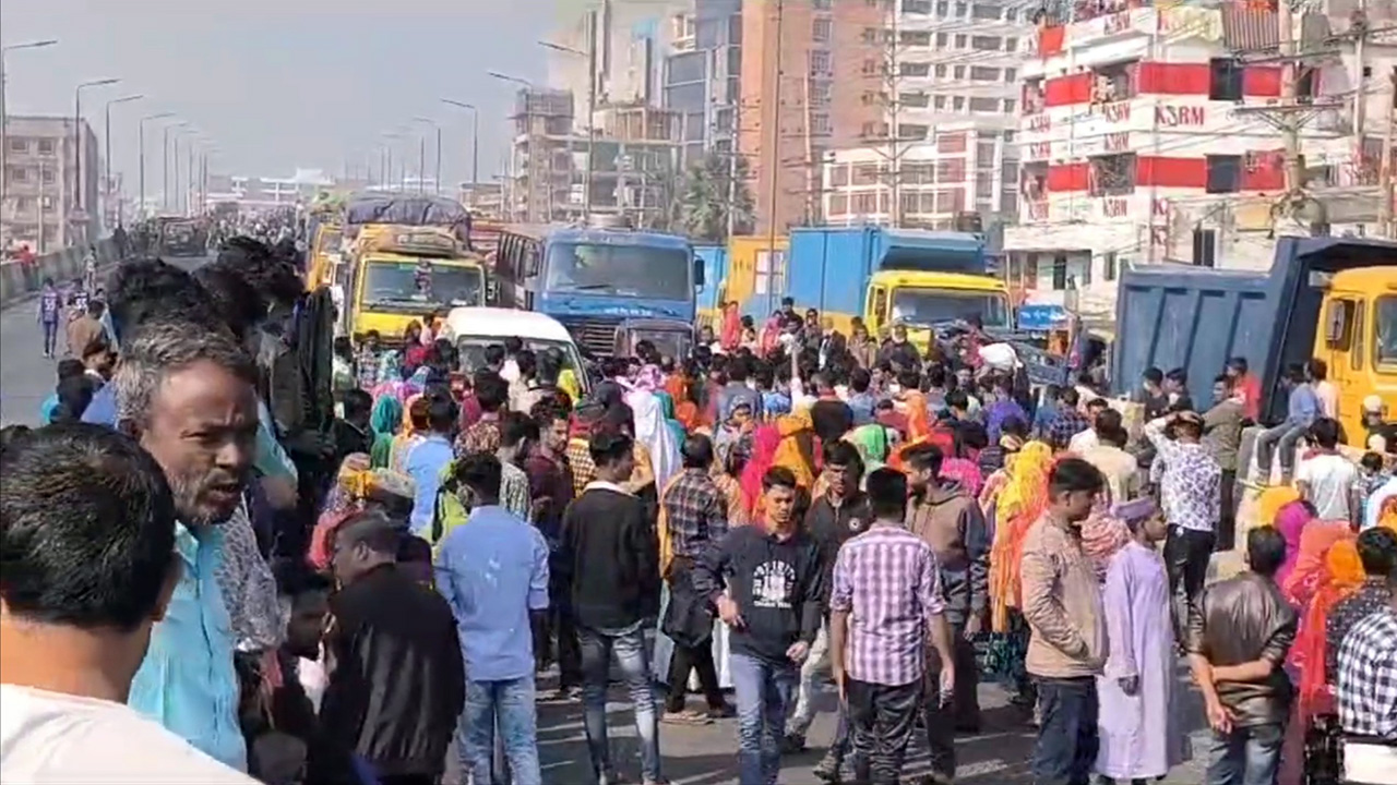 গাজীপুরে কারখানা খুলে দেওয়ার দাবিতে ঢাকা-টাঙ্গাইল মহাসড়ক অবরোধ