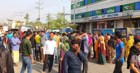 গাজীপুরে মহাসড়ক অবরোধ করে শ্রমিকদের বিক্ষোভ