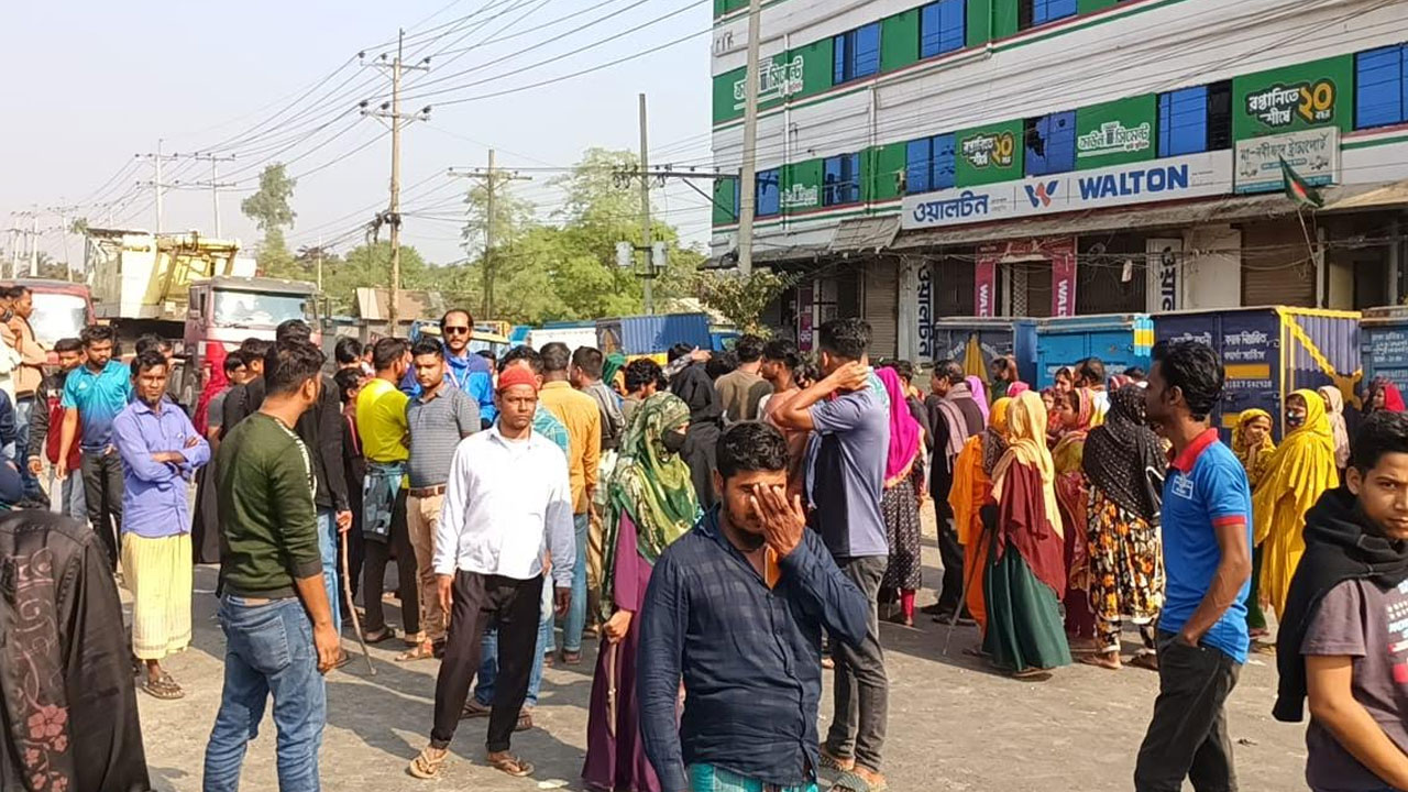 গাজীপুরে মহাসড়ক অবরোধ করে শ্রমিকদের বিক্ষোভ