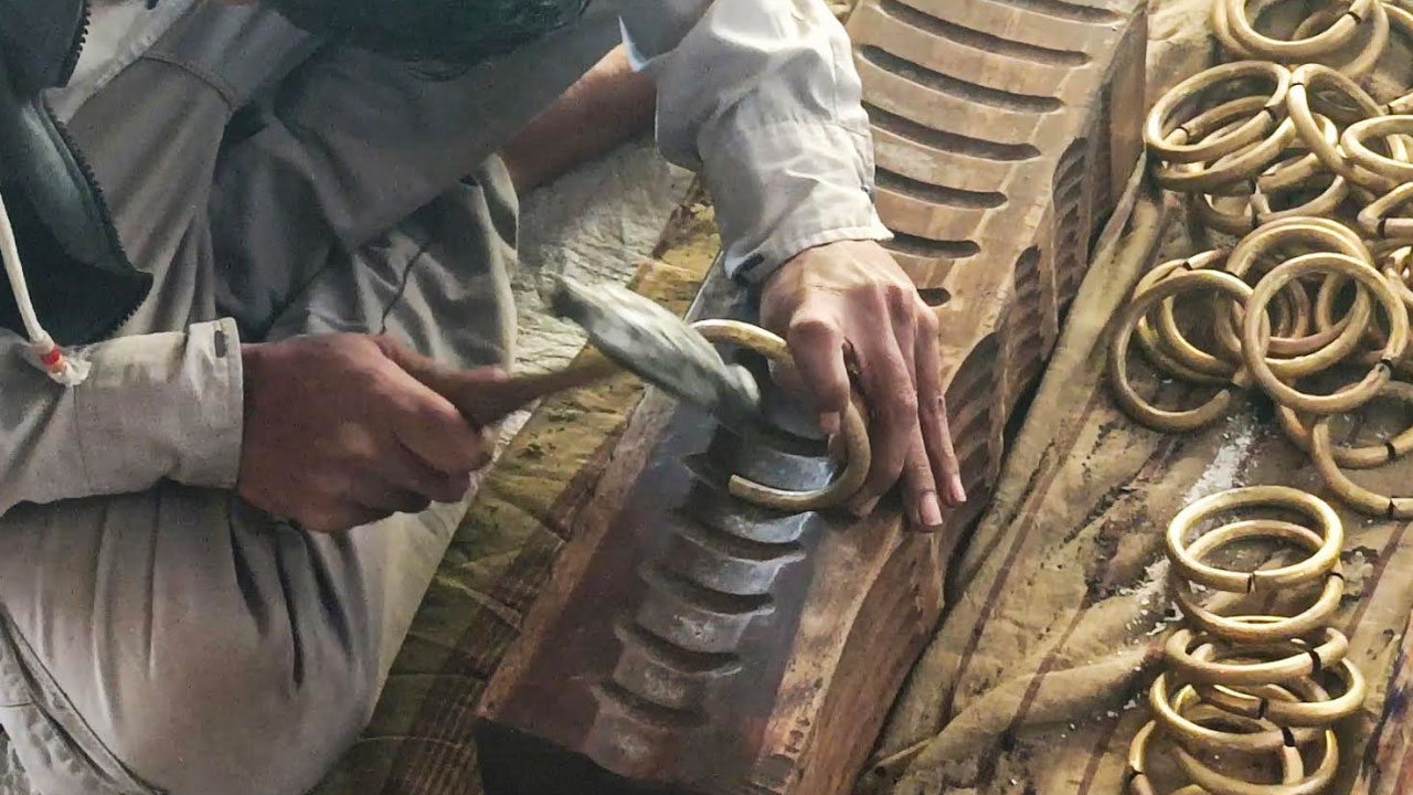 সখিপুর গ্রামের প্রতিটি ঘরে গড়ে উঠেছে বালা তৈরির কারখানা