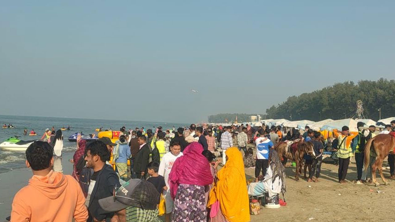 থার্টিফার্স্ট নাইটে কক্সবাজারে নেই আয়োজন, তবু বাড়ছে পর্যটকের ভিড়