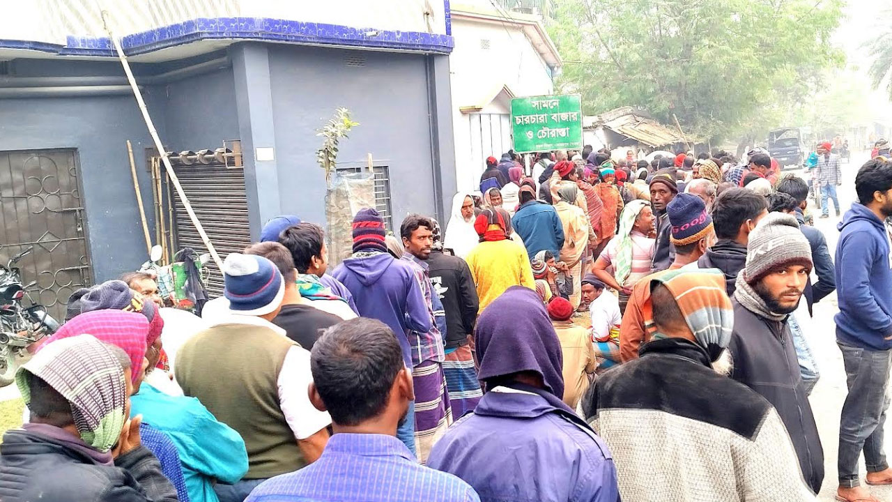 মেহেরপুরে সারের কৃত্রিম সংকট, লাইনে দাঁড়িয়েও সার পাচ্ছেন না কৃষক